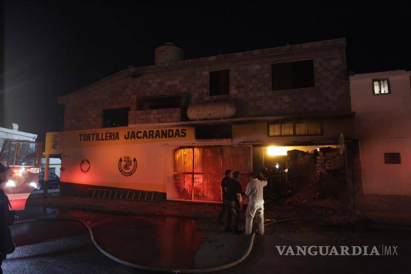 $!En primera instancia, cerraron los tanques de gas que se encontraban en la parte superior del negocio para combatir el siniestro.