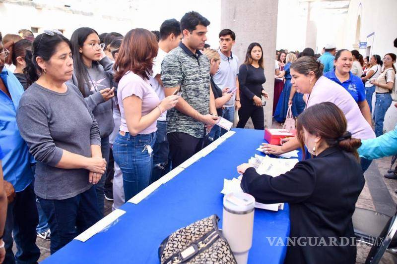 $!En orden se hizo la entrega de la beca obtenida.