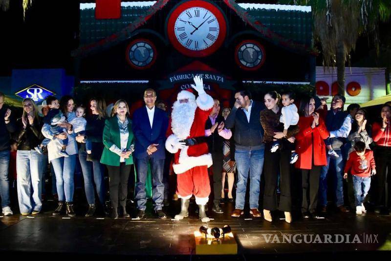 $!El alcalde Mario Dávila Delgado, acompañado de su esposa Leticia Carrillo y otras autoridades, presidió el encendido del pino que marca el inicio de las festividades navideñas.