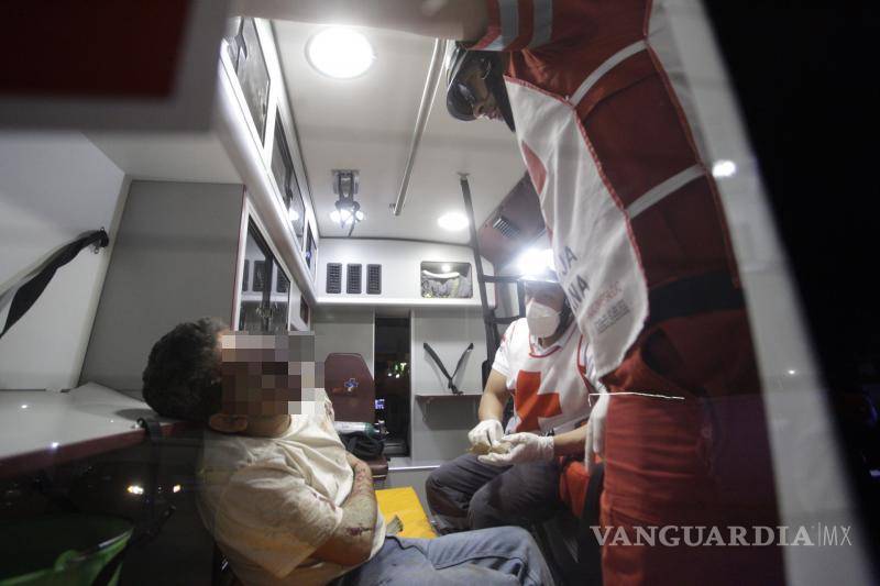 $!Se pidió el apoyo de paramédicos de Cruz Roja, quienes tras darle los primeros auxilios decidieron trasladarlo al Hospital General.