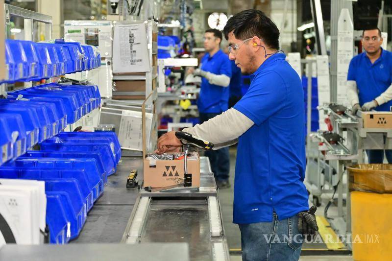 $!Trabajadores de Wittur en una de las líneas de producción de la planta en Monclova, que será ampliada con una inversión de 192 millones de pesos.