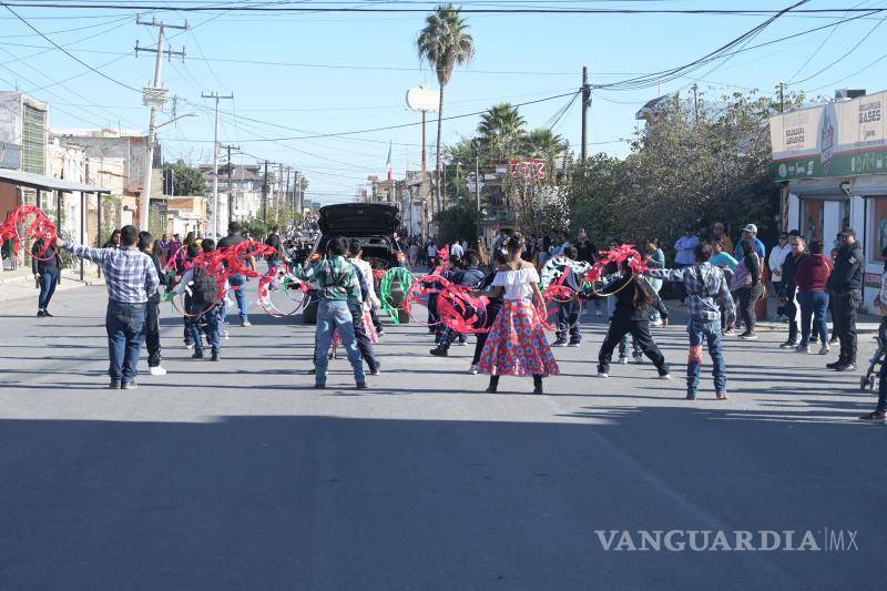 $!Carros alegóricos, bastoneras y tablas rítmicas llenaron de vida las calles principales durante el desfile revolucionario.