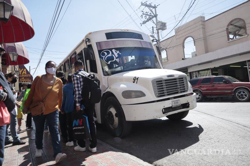 $!Estudiantes expresaron no utilizar siempre el transporte público porque tarda de entre una hora y media a dos horas para llegar al destino.