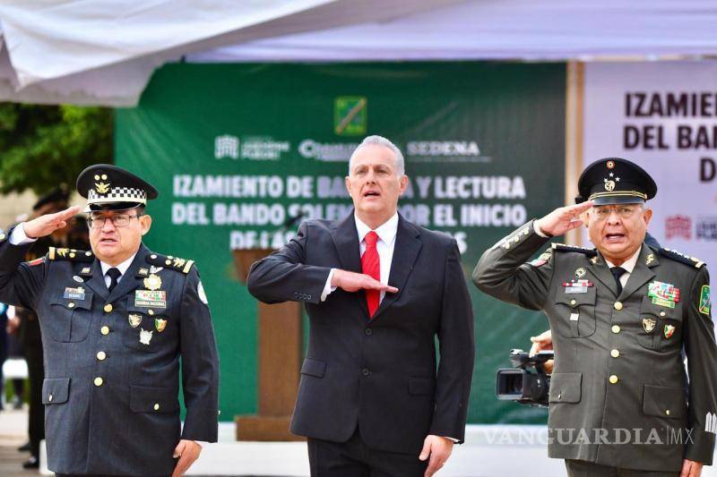 $!Asistentes y autoridades durante la ceremonia de izamiento de la bandera, con la Plaza Mayor como escenario.