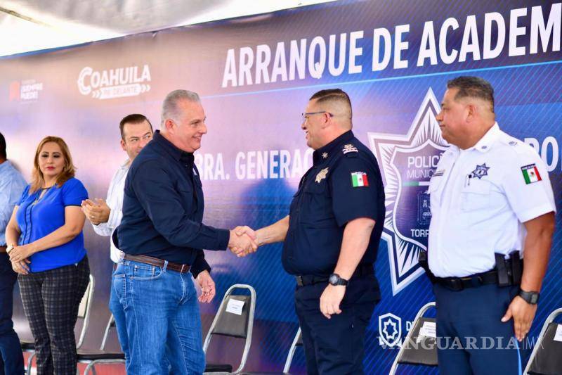 $!El alcalde Román Alberto Cepeda y el Comisario César Antonio Perales encabezaron la ceremonia de inicio de la formación de 50 cadetes en la Academia de Policía de Torreón.