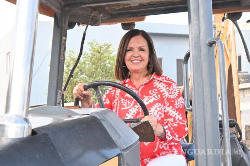 $!La alcaldesa Sara Irma Pérez Cantú recorrió el área donde se desarrollan los trabajos, acompañada por funcionarios y vecinos.