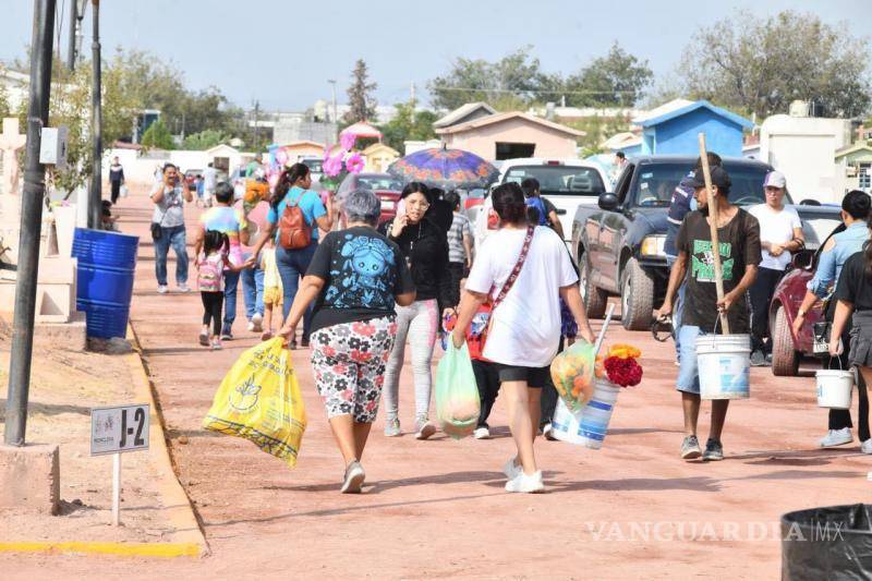 $!Familias se preparan para honrar a sus difuntos en los panteones municipales de Monclova, donde se espera gran afluencia durante el fin de semana.