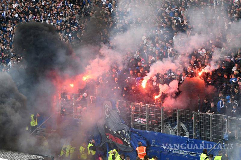 $!Fanáticos del Hamburgo no perdonan el descenso y queman su estadio