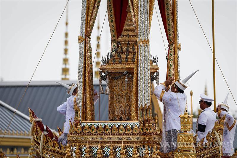 $!En un ritual budista el rey Bhumibol Adulyadej será incinerado en Tailandia