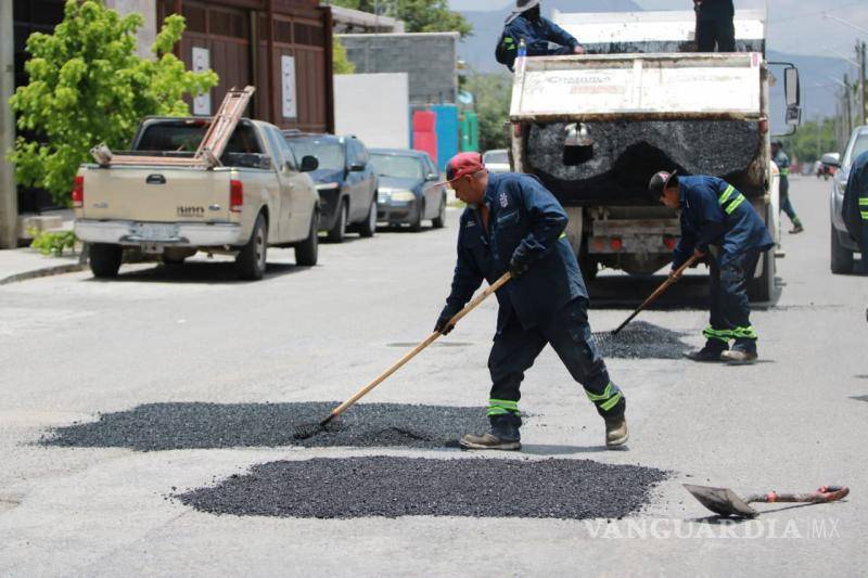 $!Cuadrillas municipales realizaron trabajos de rehabilitación y mantenimiento en calles del fraccionamiento Hacienda El Cortijo para mejorar la seguridad y la movilidad.