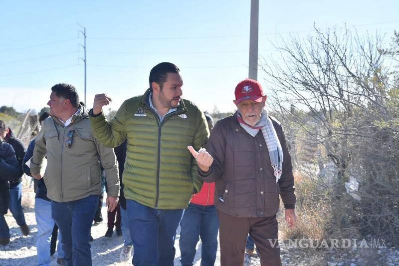 $!Carlos Villarreal recorre el espacio donde trabajan las cuadrillas.