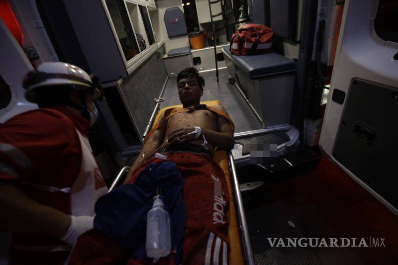 $!El afectado fue trasladado delicado al área de urgencias de la Clínica 2 del IMSS.