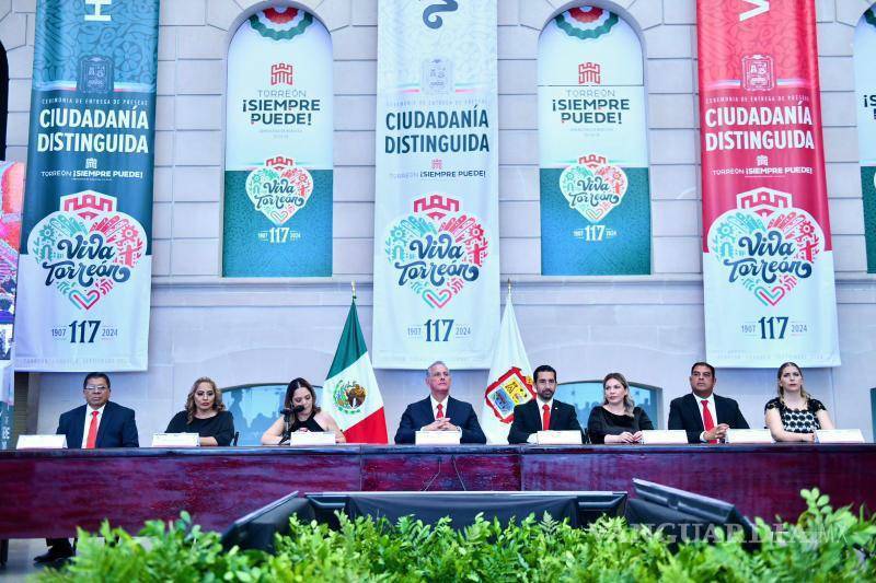 $!Se llevó a cabo la ceremonia de entrega de preseas a la Ciudadanía Distinguida, dentro de la Octava Sesión Solemne del Cabildo, presidida por el alcalde Román Alberto Cepeda González.