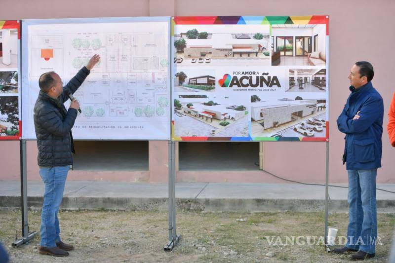 $!El alcalde Emilio de Hoyos Montemayor muestra los planos del Centro de Rehabilitación de las Adicciones, destacando la infraestructura y áreas de atención para los futuros pacientes.