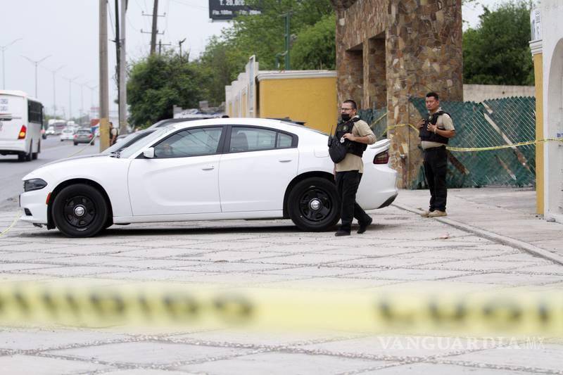 $!Se descartó que la joven se subiera al vehículo blanco que se detiene al filo de las 5:46 de la mañana del 9 de abril