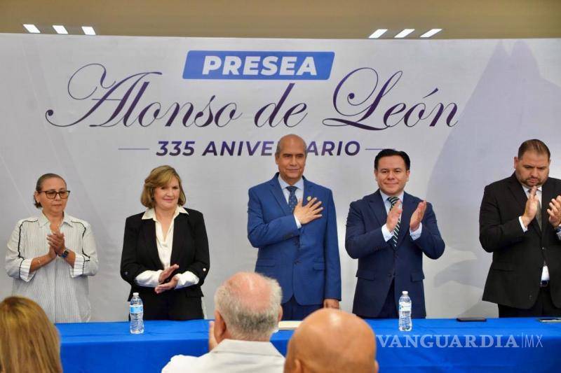 $!El Alcalde realizó la entrega de ambas preseas acompañado de Sergio Armando Sisbeles Alvarado, subsecretario de Coahuila en la Región Centro-Desierto y más autoridades.