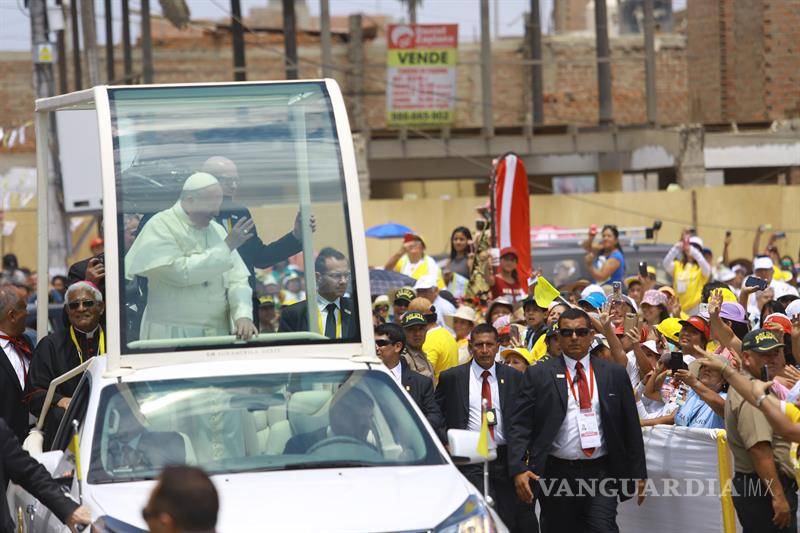 $!El Papa se baja del papamóvil para saludar a una anciana ciega de 99 años