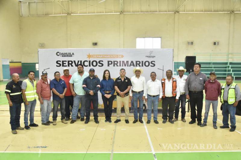 $!La ceremonia se realizó en el Gimnasio Municipal “Rodolfo Luna Torres” y corresponde a la segunda entrega de uniformes.