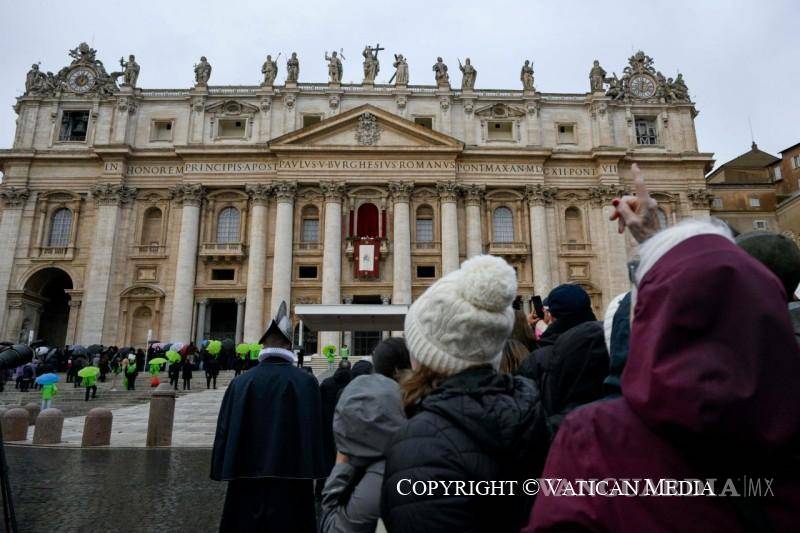 $!Miles de fieles se reúnen en el Vaticano para escuchar el llamado a la paz del Sumo Pontífice