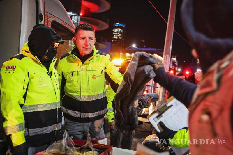 $!Reparten bebidas calientes y cobertores por bajas temperaturas, en Nuevo León