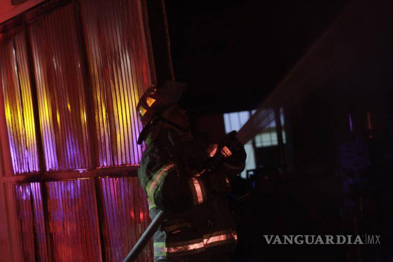 $!Un fuerte incendio consumió en su totalidad una tortillería durante la madrugada de este domingo.