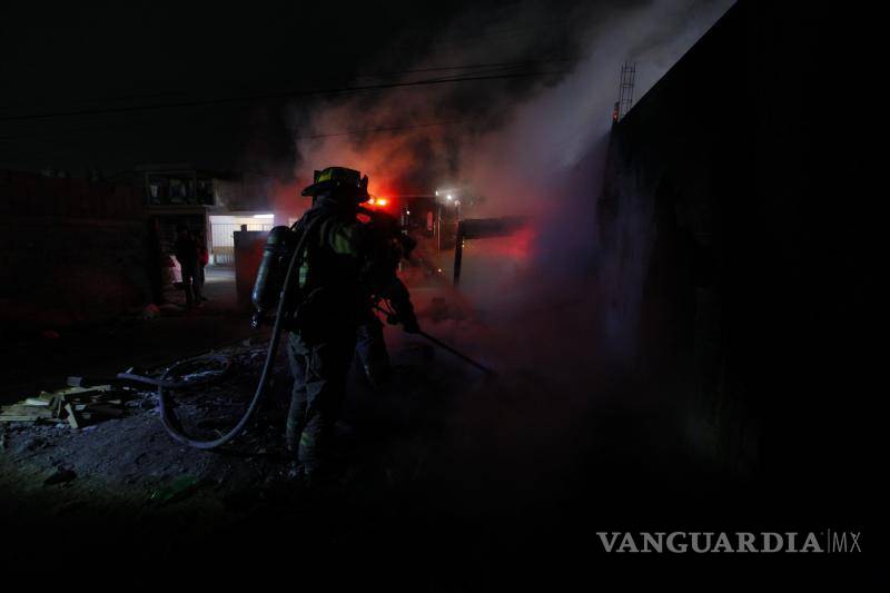 $!Personal de bomberos realizó las maniobras y sofocó el siniestro para evitar que el fuego se extendiera a las casas adjuntas.