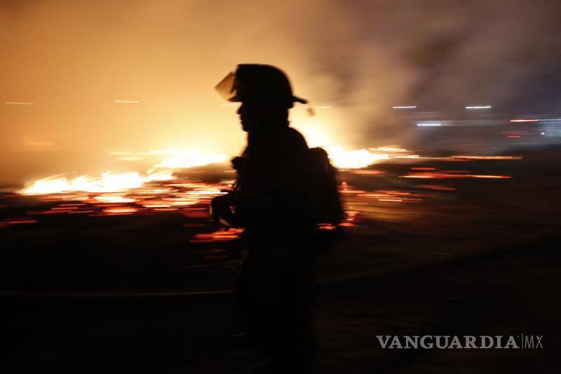 $!La Policía Municipal acordonó la zona para evitar que los vecinos se expusieran al peligro del incendio.