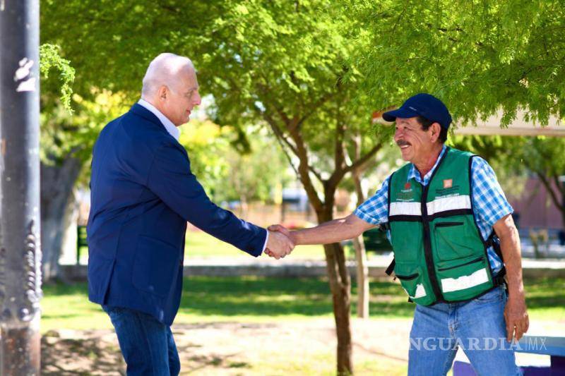 $!El alcalde Román Alberto Cepeda recorrió la Alameda Zaragoza para constatar los avances en la remodelación integral del espacio.