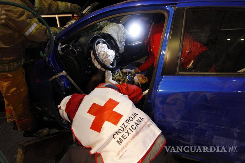 $!Luego de que lograron extraerla del vehículo, la mujer fue trasladada por los paramédicos a las instalaciones del Hospital General.