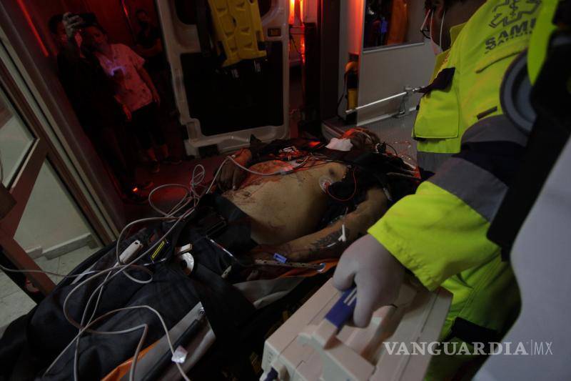 $!El afectado presentaba una herida en el cuello, por lo que llamaron a los cuerpos de emergencia.