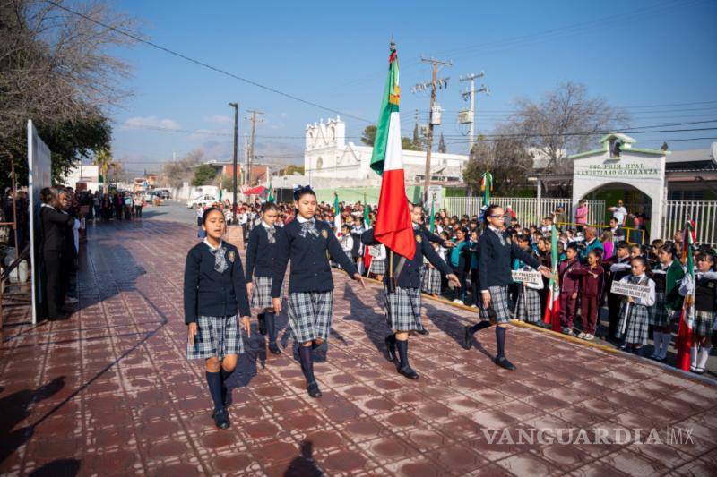 $!Estudiantes de nivel básico participan en la ceremonia cívica.