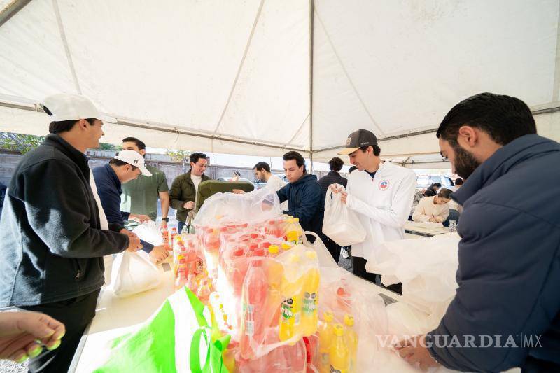 $!Preparación de kits con pollo, arroz o pasta y bebida para la comunidad en 2024.