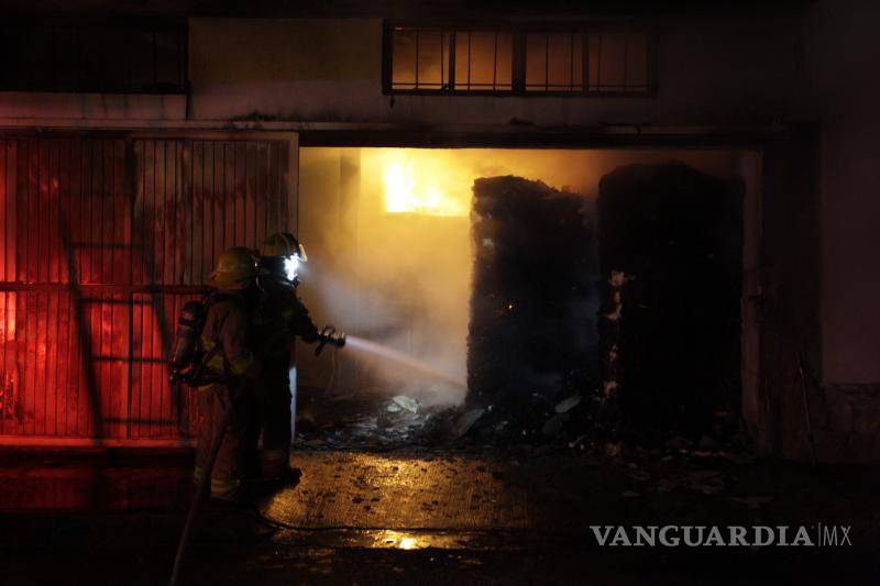$!Presuntamente el incendio se presentó debido a una fuga en la tubería de gas.