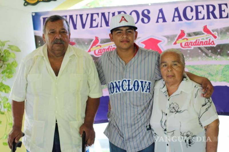 $!La firma de contrato fue celebrada por familiares y amigos de Alonso, así como de la misma comunidad de Candela.