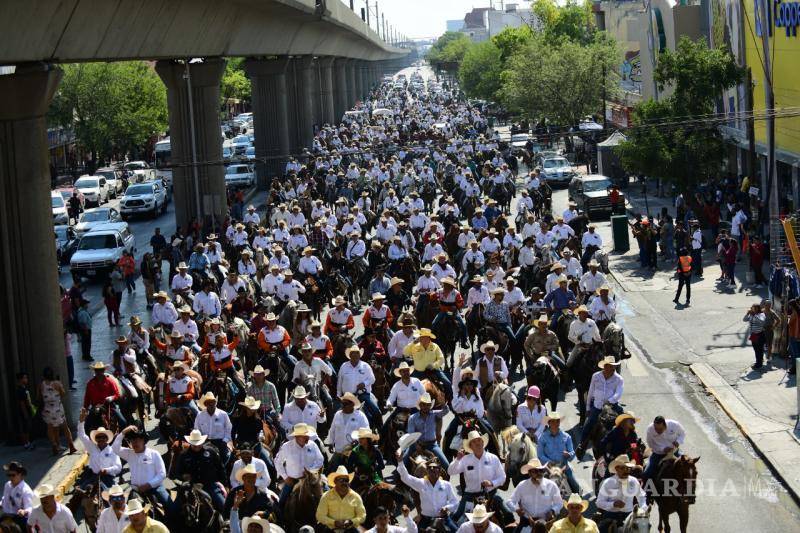 $!De acuerdo con la cifra oficial, el evento logró congregar dos mil 136 jinetes que cabalgaron por avenidas principales de Monterrey.