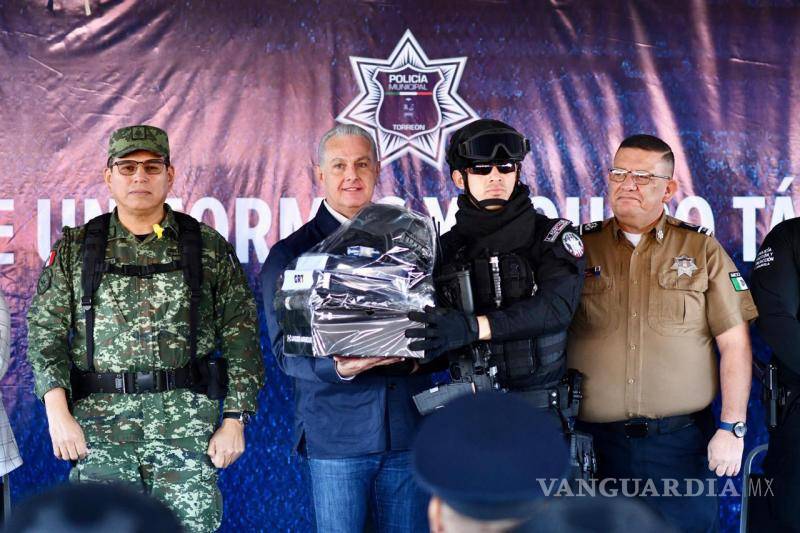 $!La entrega de estos paquetes de uniformes y equipo representó una inversión de 20 millones de pesos, pensando en que siempre la Policía de Torreón sea un ejemplo para el estado y el norte del país.