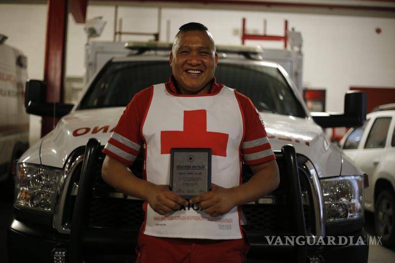 $!Román Robles Zavala, paramédico reconocido por sus 26 años de servicio ininterrumpido.