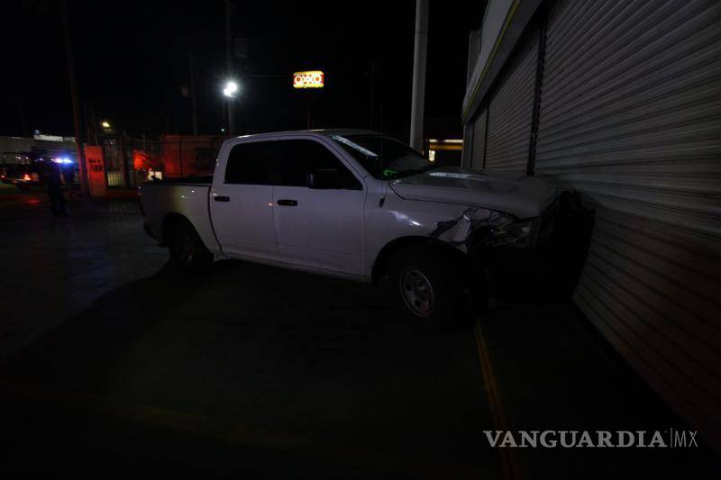 $!El el presunto responsable se estrelló contra la cortina metálica de una refaccionaria, mientras que el afectado fue proyectado contra un poste.