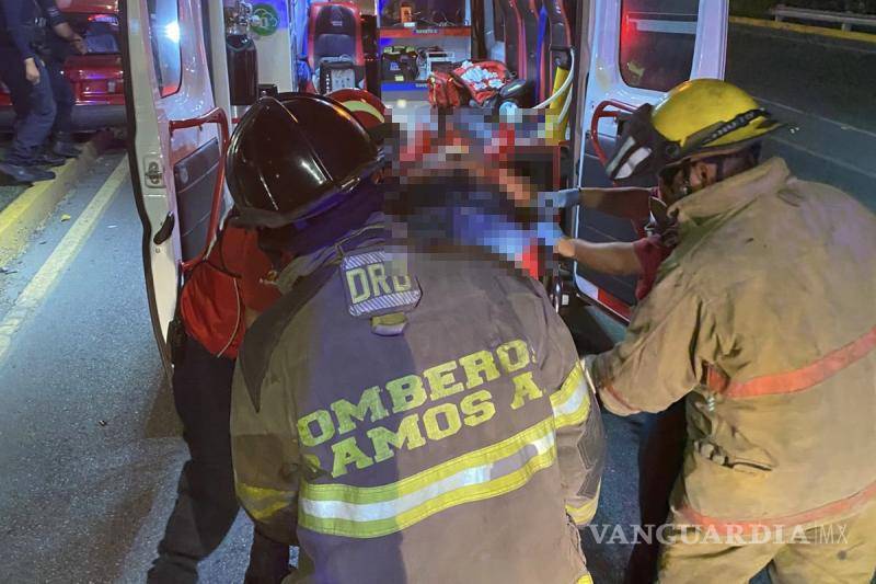 $!Paramédicos trasladaron a los dos lesionados en código amarillo a la Clínica 2 del IMSS.