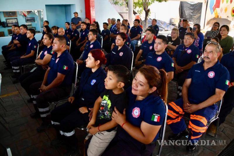 $!El cuerpo de bomberos de Monclova fue motivo de homenaje.