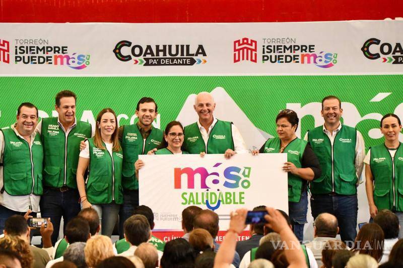 $!El edil entregó de forma simbólica la tarjeta “Más Saludable” a beneficiarios en el Auditorio Municipal.