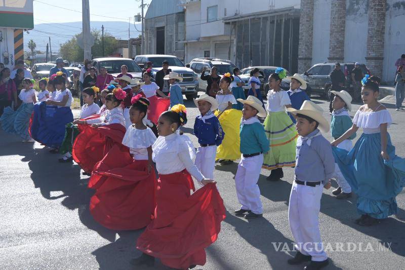 $!Destacaron los bailes regionales, que arrancaron aplausos de los asistentes al desfile en Frontera.