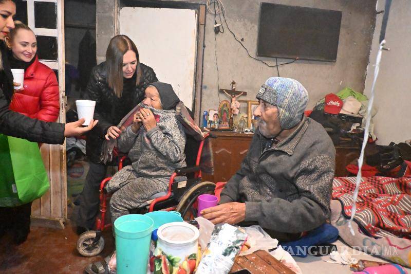 $!Voluntarios y autoridades municipales recorren las zonas más vulnerables de Frontera, entregando cobijas y alimentos calientes a quienes más lo necesitan.