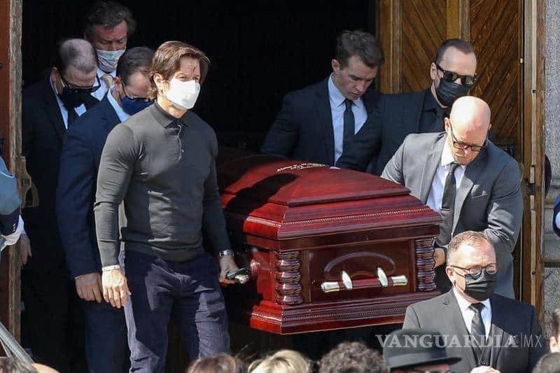 $!Mark Wahlberg le da el último adiós a su mamá, quien falleció a los 78 años