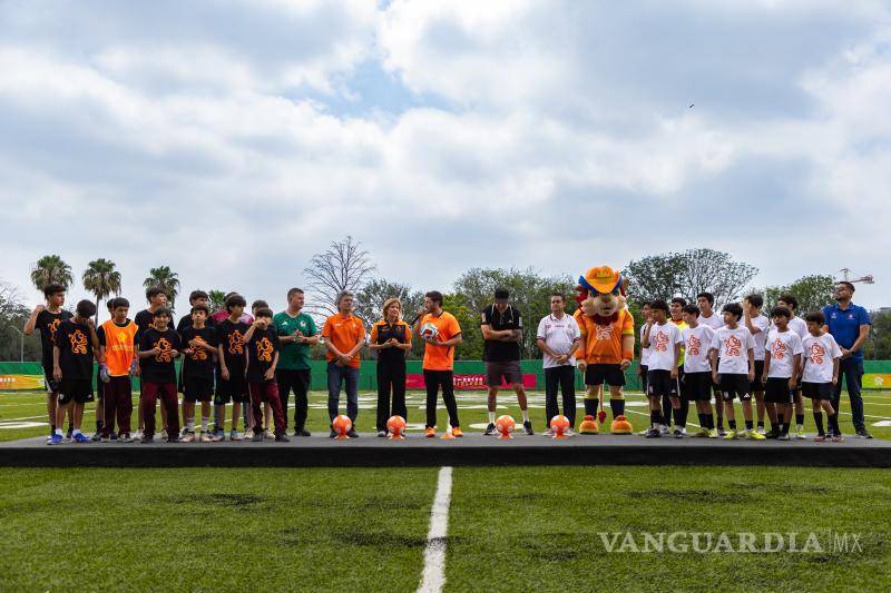 $!En el marco de la emoción del Mundial 2026, el gobernador de Nuevo León, Samuel García, jugó una cascarita con André-Pierre Gignac, leyenda de los Tigres de la UANL.