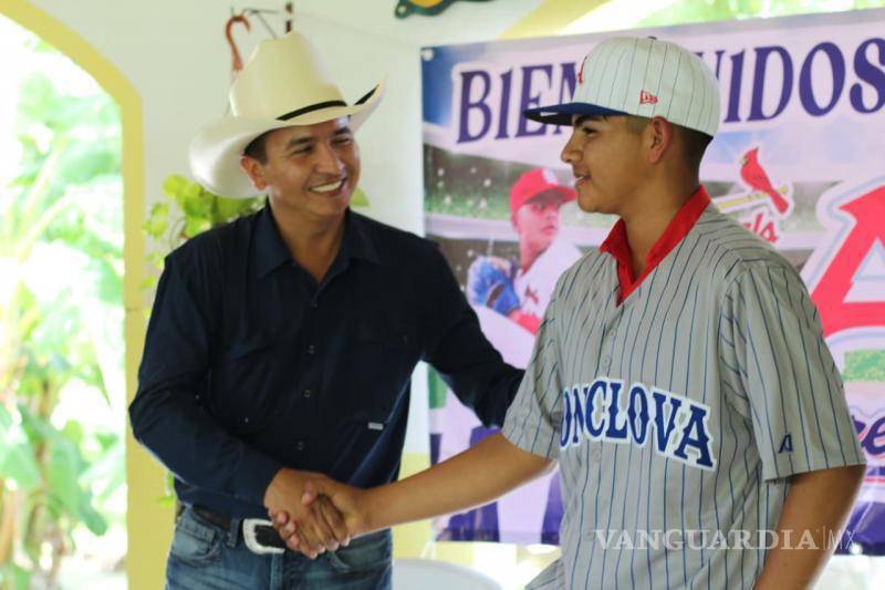 $!El alcalde de Candela, Fernando Juárez, insistió en que Alonso es un ejemplo a seguir para la juventudes.