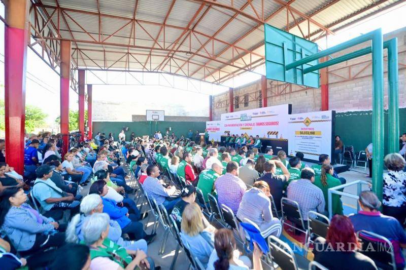 $!El alcalde Miguel Ángel Riquelme Solís destacó la inversión en servicios básicos durante un evento con los habitantes de la zona.
