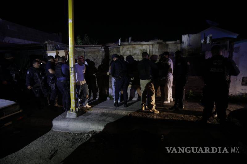$!Durante la riña viviendas resultaron dañadas y 14 personas fueron detenidas, entre ellas una mujer.