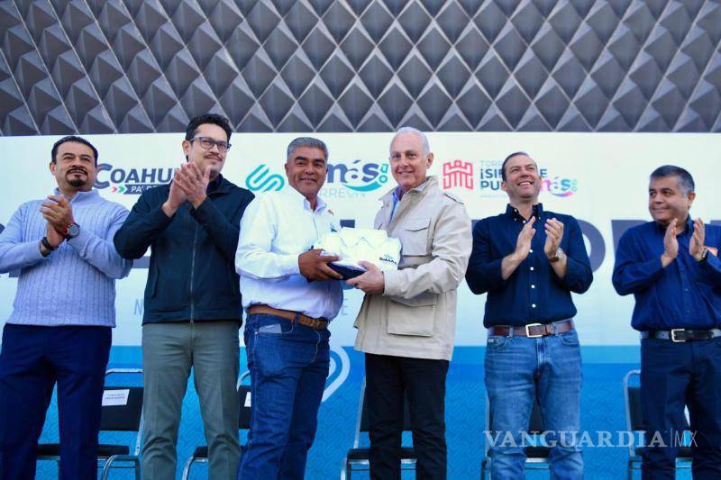 $!El diputado Felipe González Miranda y representantes sindicales resaltaron la importancia del capital humano, señalando que la inversión en uniformes y recursos fortalece la operación del organismo y mejora la atención a la ciudadanía.