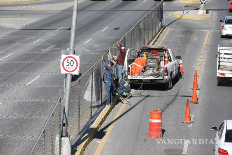 $!Trabajadores del Municipio se dieron a la tarea de colocar de forma correcta la malla ciclónica.